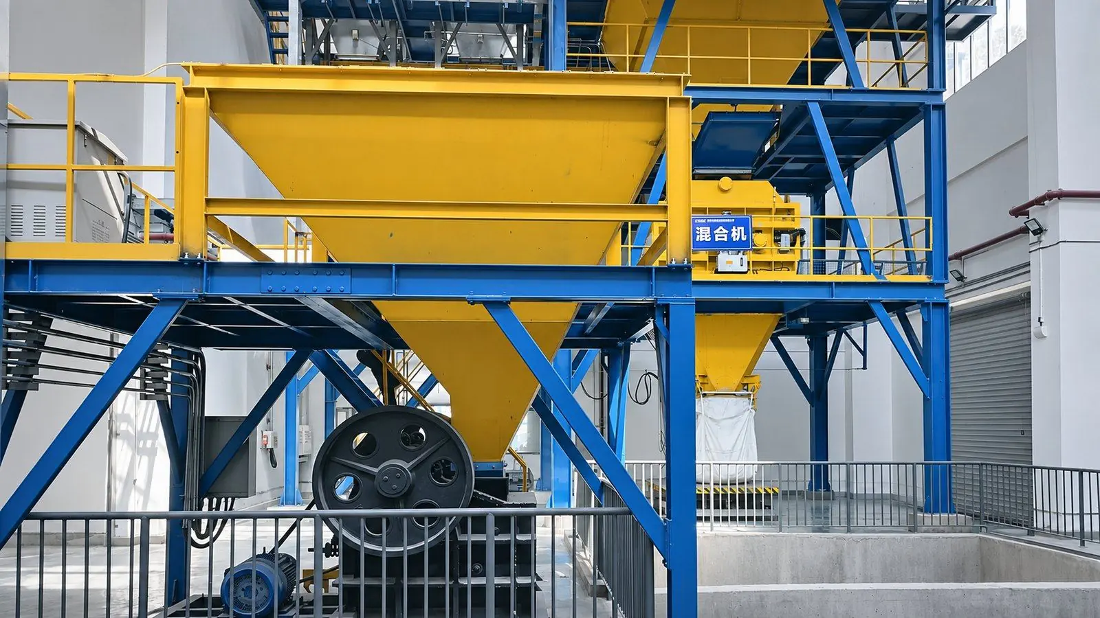 Hopper, crusher and mixing platform of a stabilization line in Guizhou