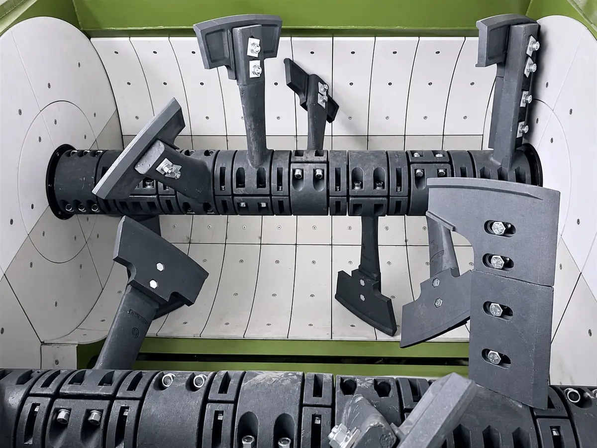 Mixer trough lined with bolted polymer plates