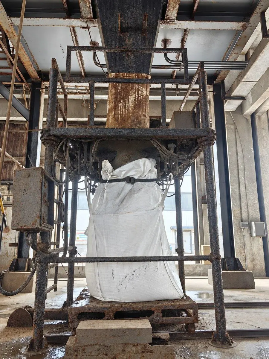 Old bagging machine and rail trolley, heavily corroded, before the retrofit