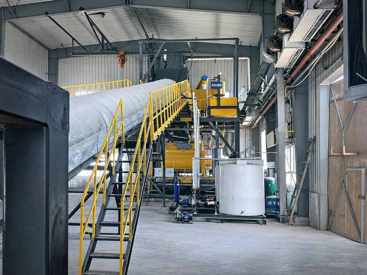 Solidification workshop with an inclined conveyor and mixing platform