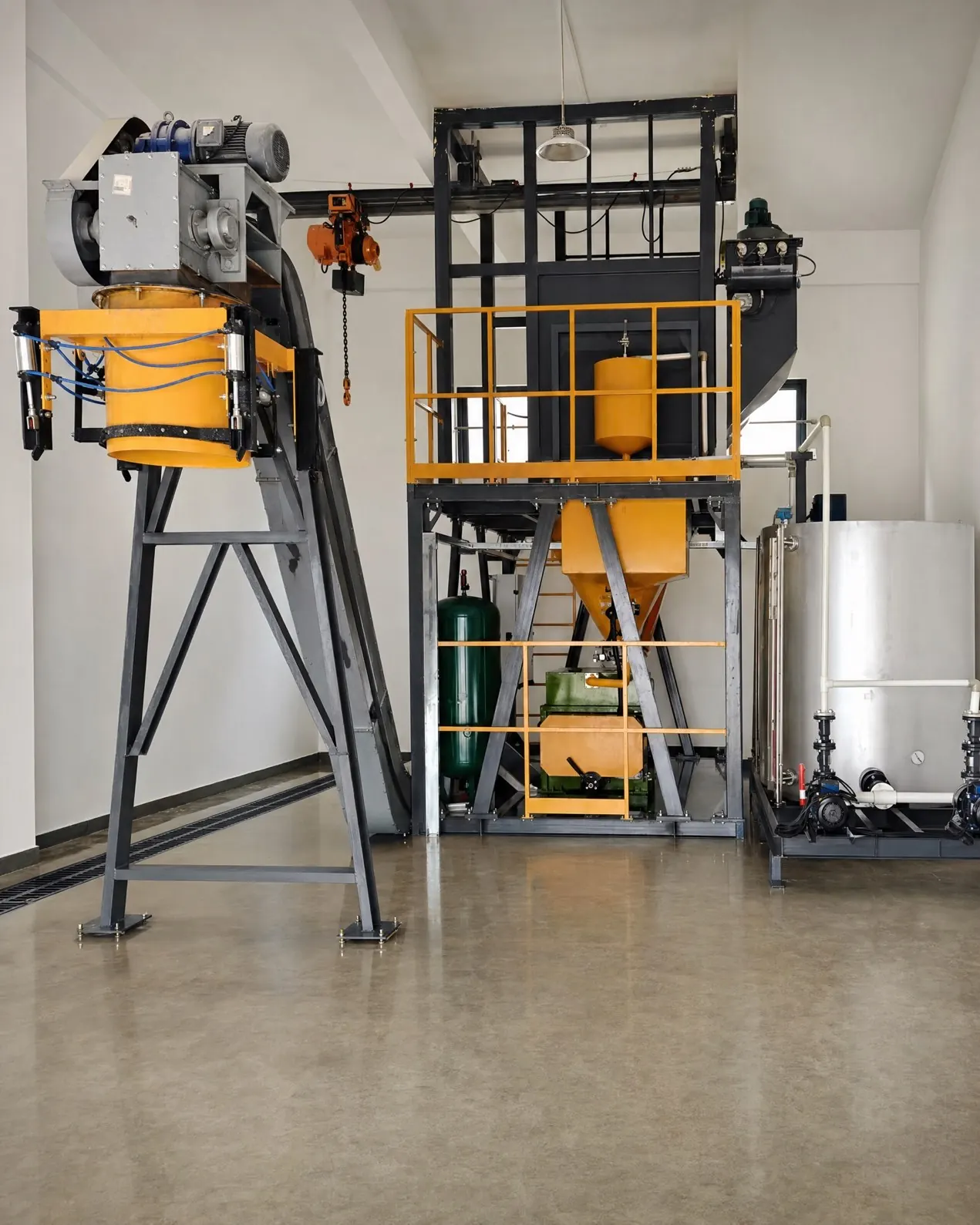 Compact fly ash stabilization line with inclined conveyor, steel frame and reagent tank